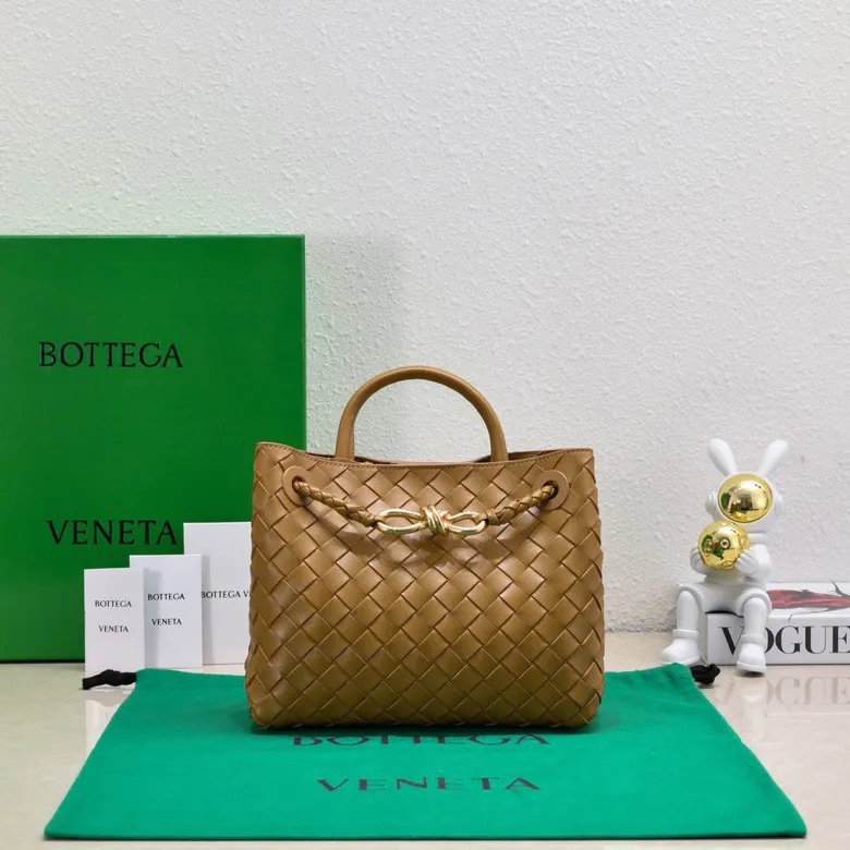Batch 1860 B's 2023 spring and summer new model continues the brand's woven style with detailed metal knot switch buckles. This time, the shoulder straps are also made into tube weaves, showing different craftsmanship. The carrying method is versatile to create more different looks. Intrecciato woven leather small handbag, equipped with sliding crossbody strap. Internal compartments, including 1 zipper pocket and 2 open pockets with magnetic buckle closure. Size: 25*20*10.5cm, model: 7463#